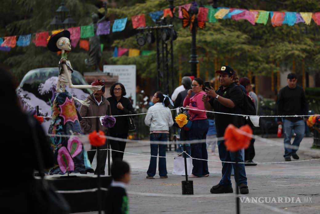 $!Familias pueden disfrutar de las catrinas que forman parte de la exposición instalada en Paseo Capital.