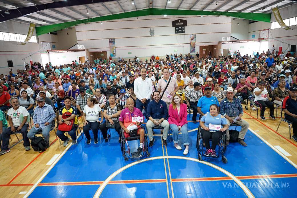 $!Personas beneficiarias y sus familias acudieron a la jornada organizada por el DIF Saltillo para la entrega del recurso.