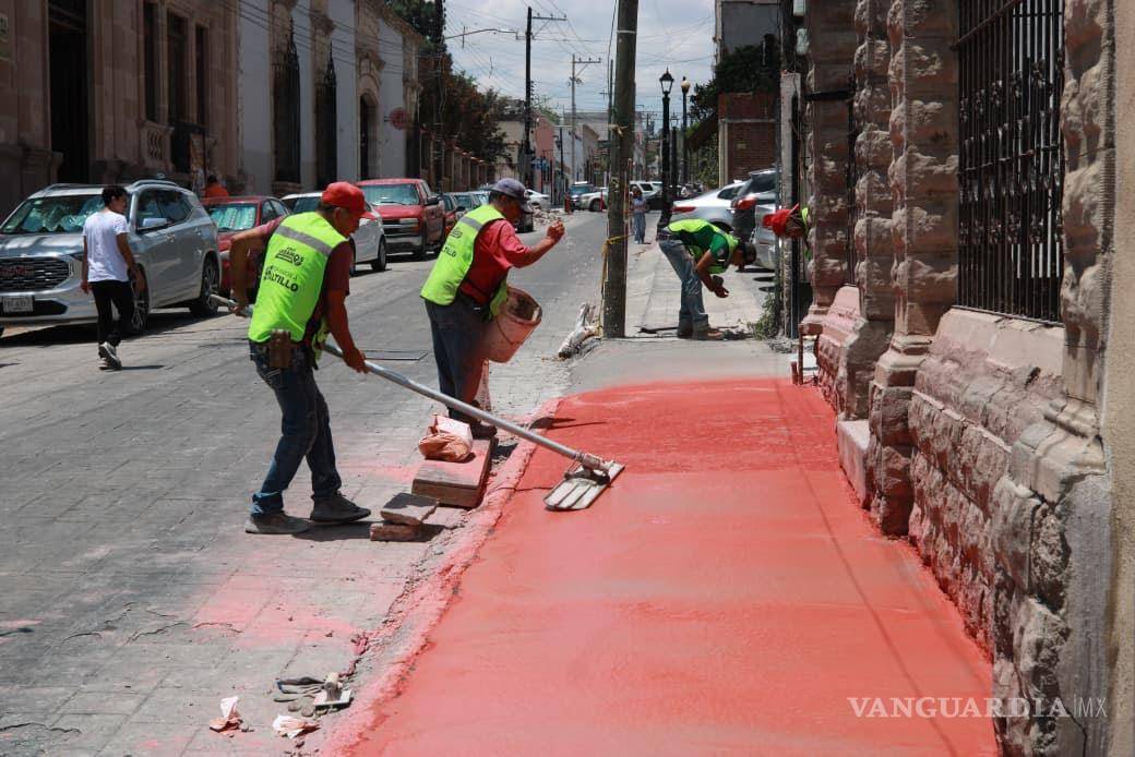$!La renovación de aceras busca brindar mayor seguridad y accesibilidad a quienes transitan por el Centro Histórico de Saltillo.