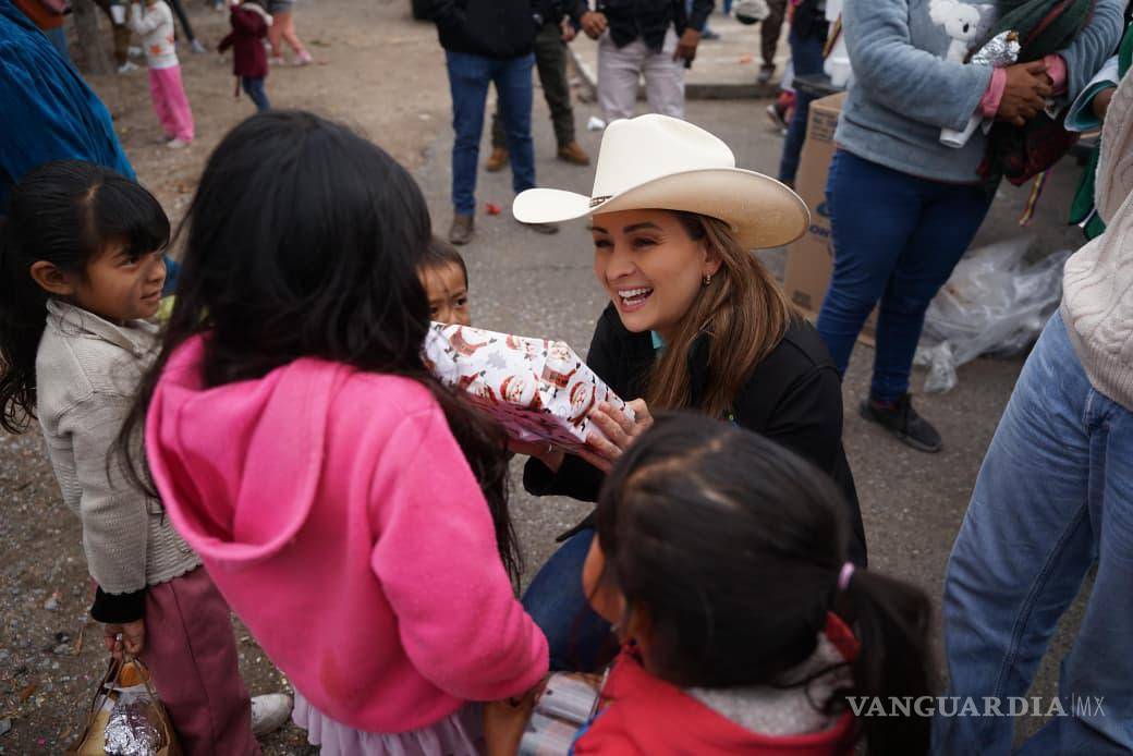 $!La celebración navideña en Agua Nueva incluyó piñatas, regalos, música y actividades recreativas, fortaleciendo la convivencia y el acompañamiento social del DIF Saltillo.