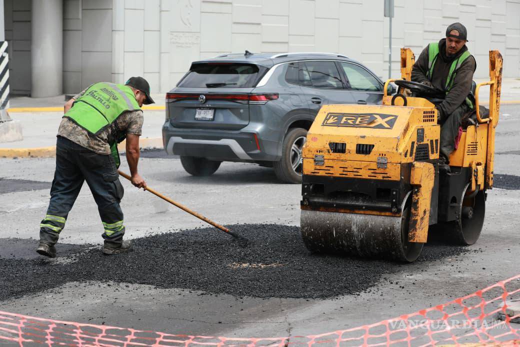 $!Trabajadores municipales realizaron labores de rehabilitación en la lateral del bulevar Fundadores.