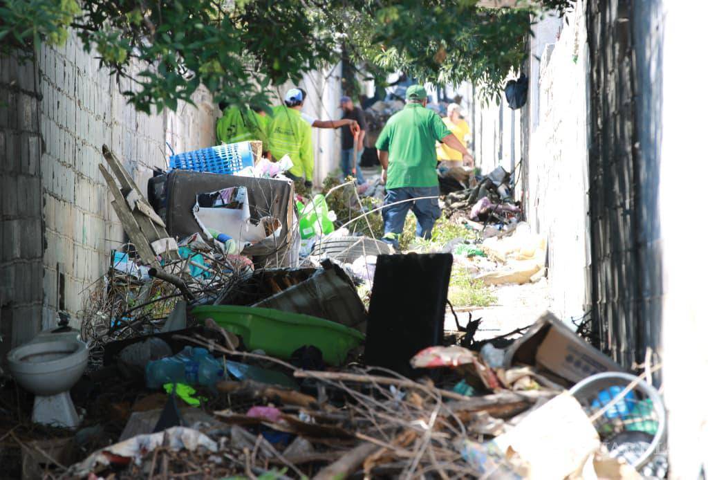 $!Trabajadores municipales retiraron lodo, basura y materiales arrastrados hacia la vía pública, en una jornada enfocada en recuperar las condiciones de seguridad y limpieza en el sector.