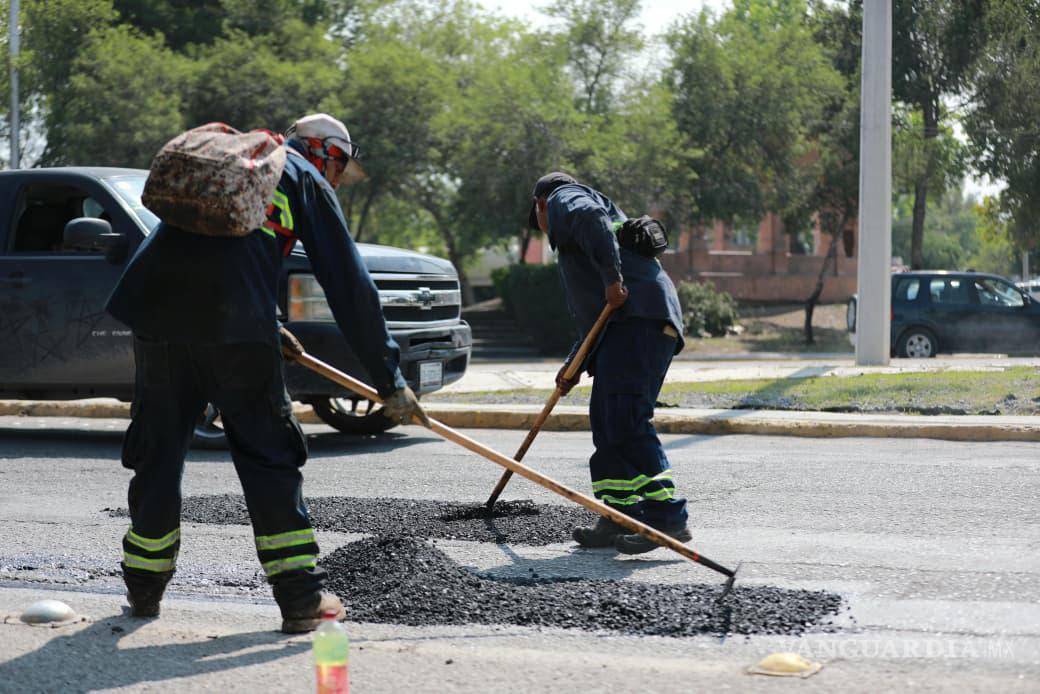 $!Las brigadas del programa “Aquí Andamos” atienden tramos deteriorados de la carpeta asfáltica en distintos sectores de la ciudad.