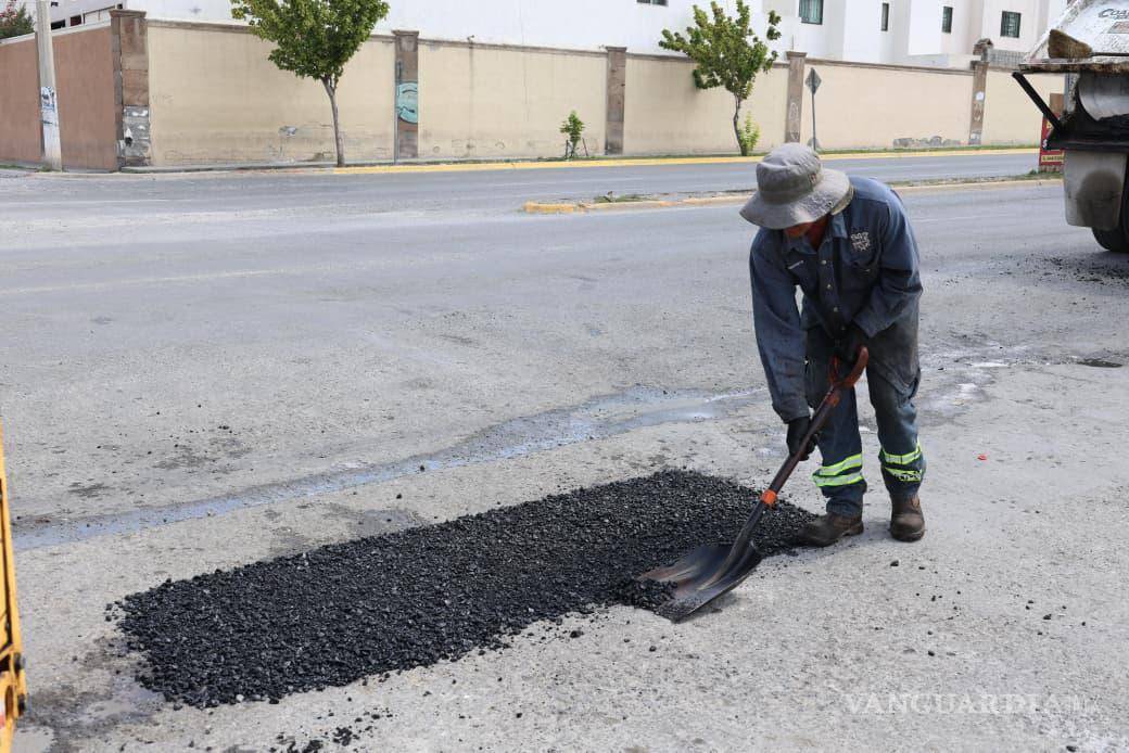 $!En el bulevar Mirasierra se realizan trabajos de reparación del pavimento entre Fundadores y Revolución.