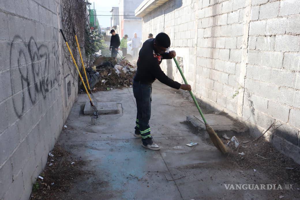 $!Brigadas del programa “Aquí Andamos” realizaron limpieza profunda en callejones del fraccionamiento Mirasierra, al oriente de Saltillo.
