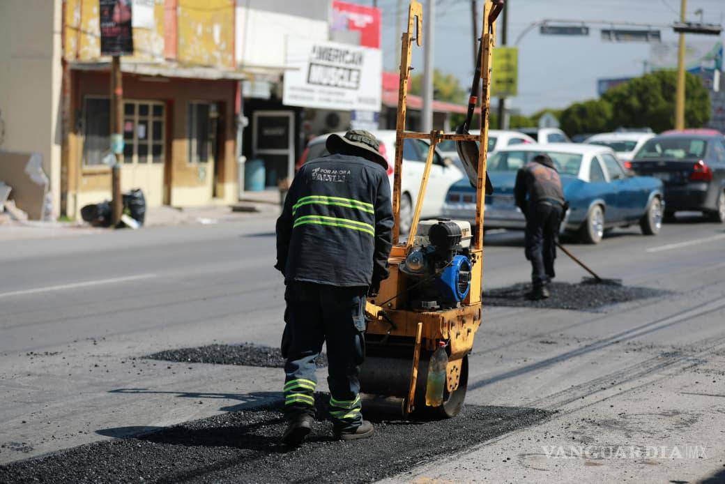 $!Personal municipal realizó trabajos en la lateral de Paseo de la Reforma.