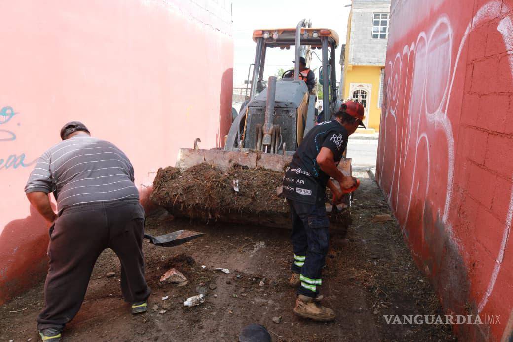 $!Se utilizó maquinaria pesada tipo retroexcavadora para agilizar la remoción de residuos acumulados.