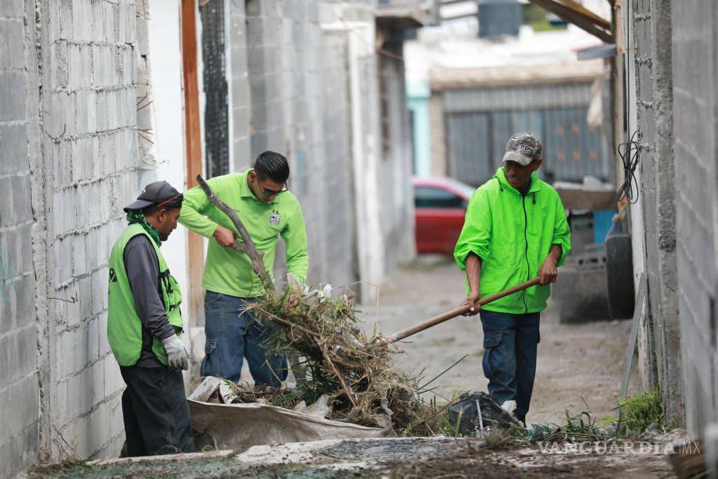 $!Brigadas municipales retiran basura, escombro y maleza de los callejones del fraccionamiento Mirasierra.