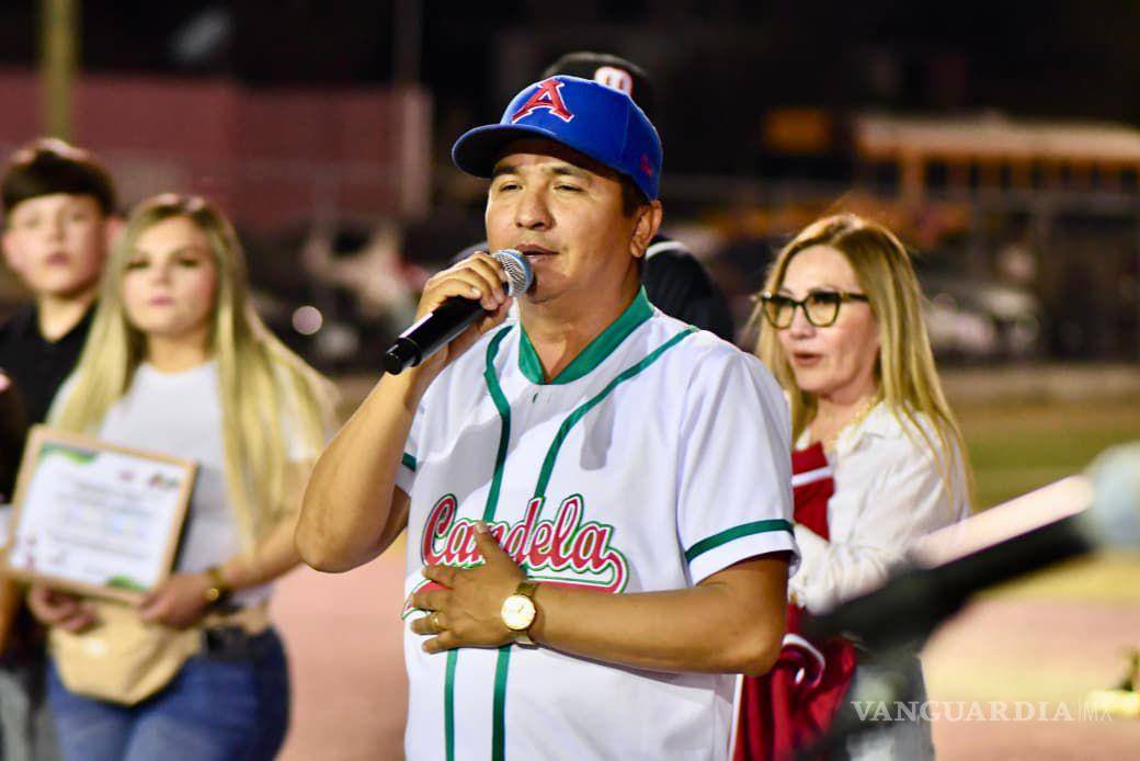 $!El alcalde Fernando Juárez inauguró la temporada de la Liga Municipal de Softbol de Candela en el parque Alameda.