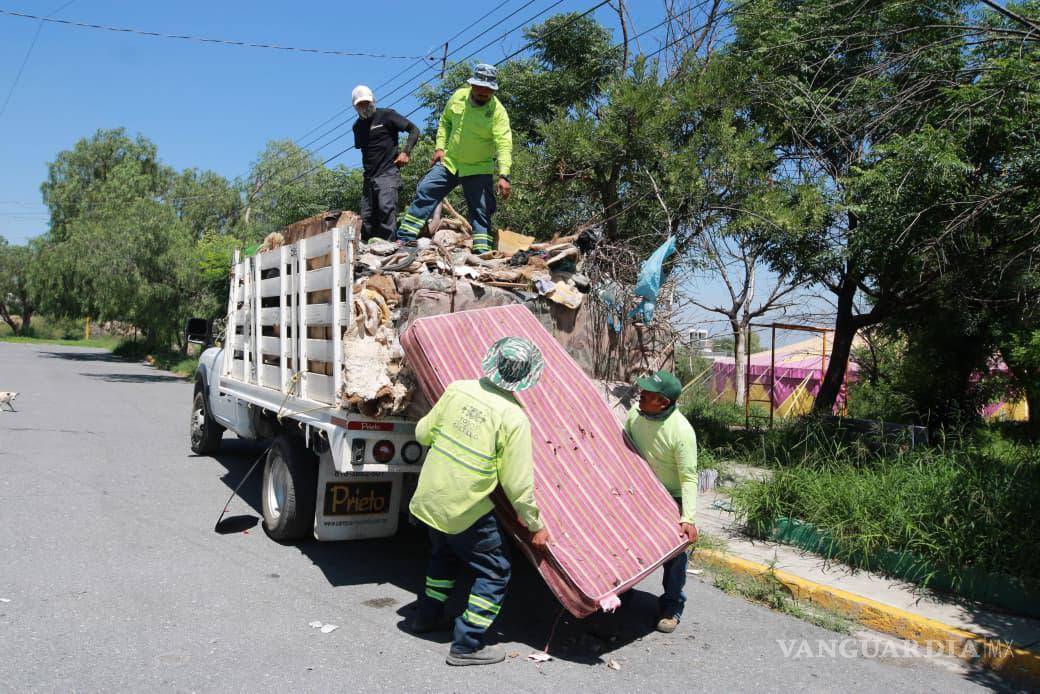 $!Cuadrillas municipales retiraron residuos voluminosos y desechos acumulados en distintos sectores de la ciudad como parte de las acciones permanentes de limpieza.