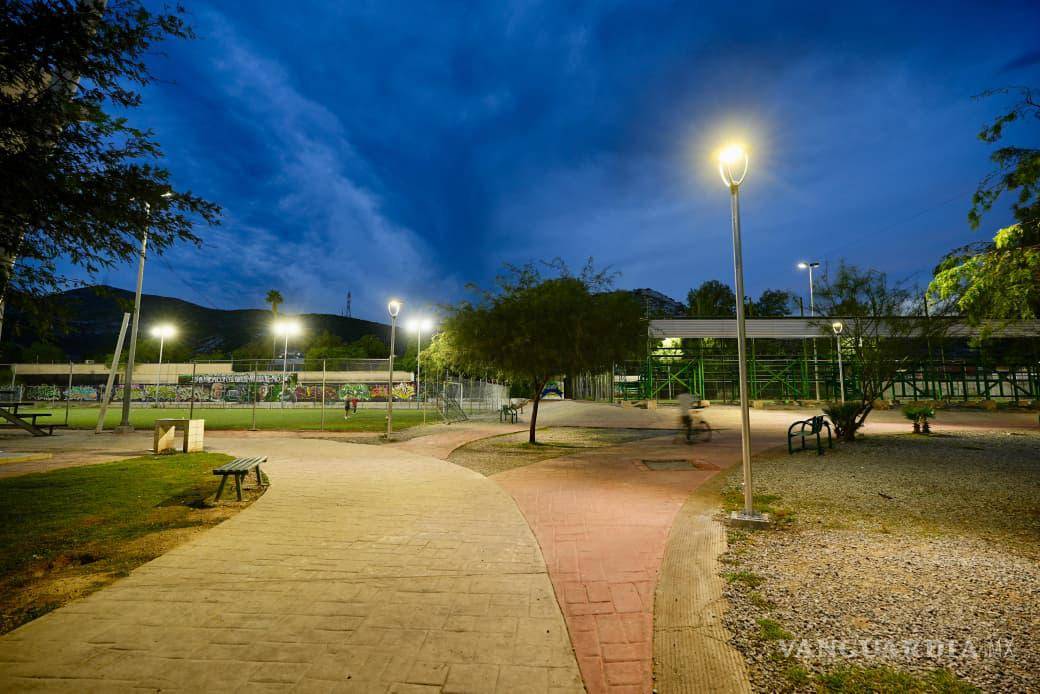 $!Los nuevos reflectores permiten a los visitantes transitar por los andadores del complejo durante la noche.