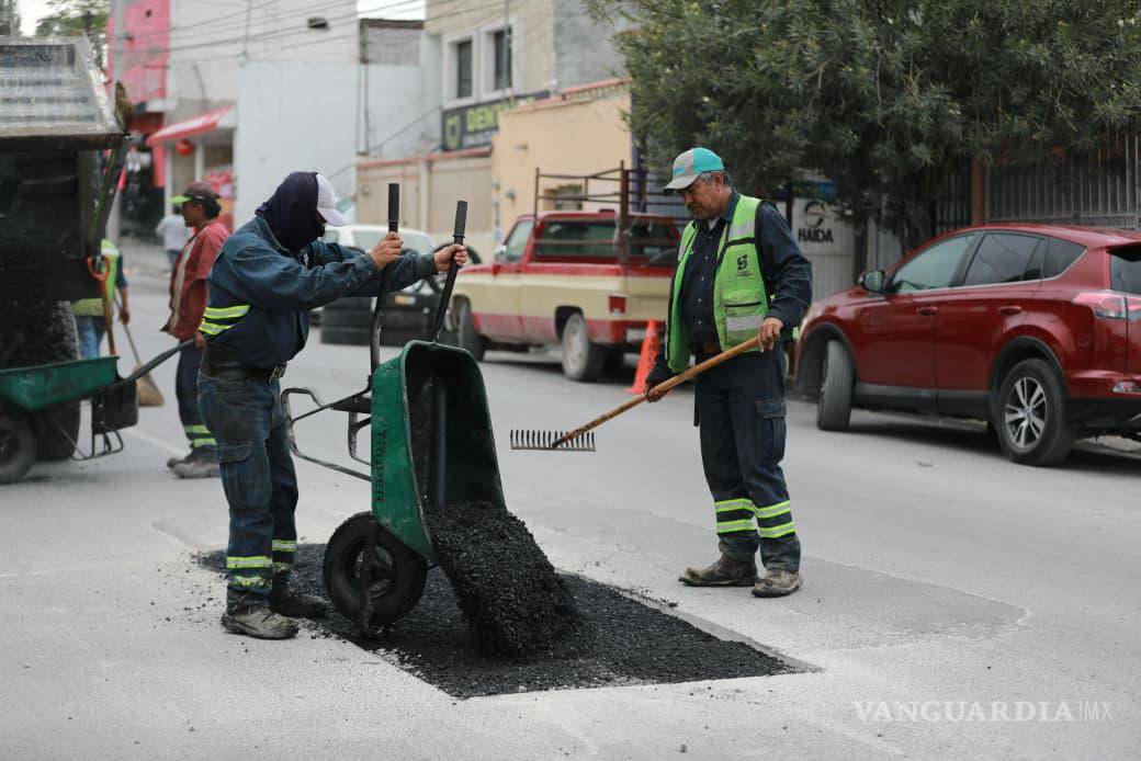 $!Brigadas del programa “Aquí Andamos” efectuaron labores de mantenimiento y conservación de áreas verdes y plazas públicas.