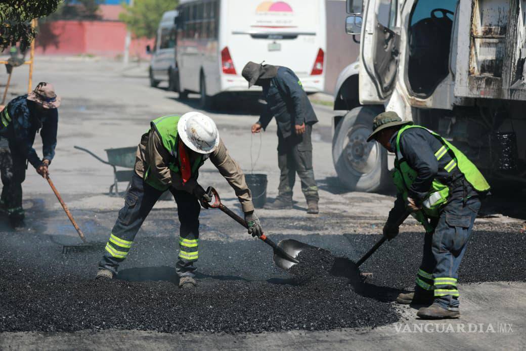 $!El gobierno municipal mantiene trabajos de rehabilitación del asfalto en vialidades principales para mejorar las condiciones de circulación.