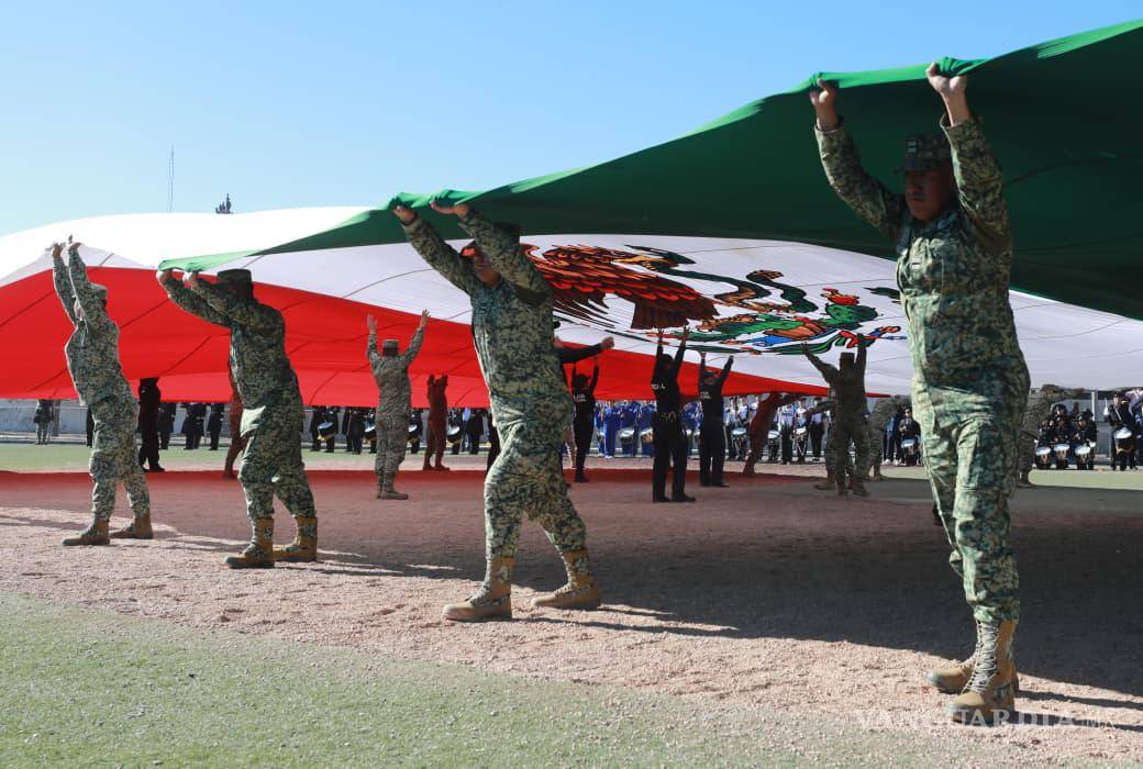 $!Elementos del Ejército Mexicano y autoridades municipales encabezaron el despliegue de la Bandera Monumental en el Biblioparque Norte, como parte de la conmemoración del Día de la Bandera en Saltillo.