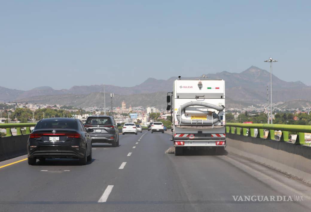 $!La barredora mecánica mantiene recorridos en vialidades principales para retirar residuos y mejorar las condiciones de circulación.