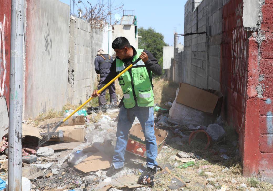$!Brigadas municipales realizaron trabajos de limpieza y deshierbe en callejones y pasillos para mejorar la seguridad y la imagen urbana de Saltillo.