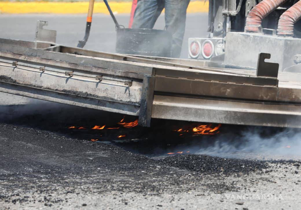 $!Con maquinaria especializada, brigadas del programa “Aquí Andamos” realizan labores de mantenimiento en vialidades de alto flujo vehicular.