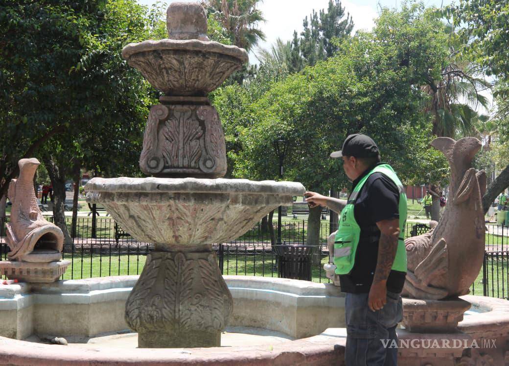 $!Cuadrillas municipales realizaron mantenimiento integral en la plaza San Francisco, con labores enfocadas en la fuente y el mejoramiento del entorno público.
