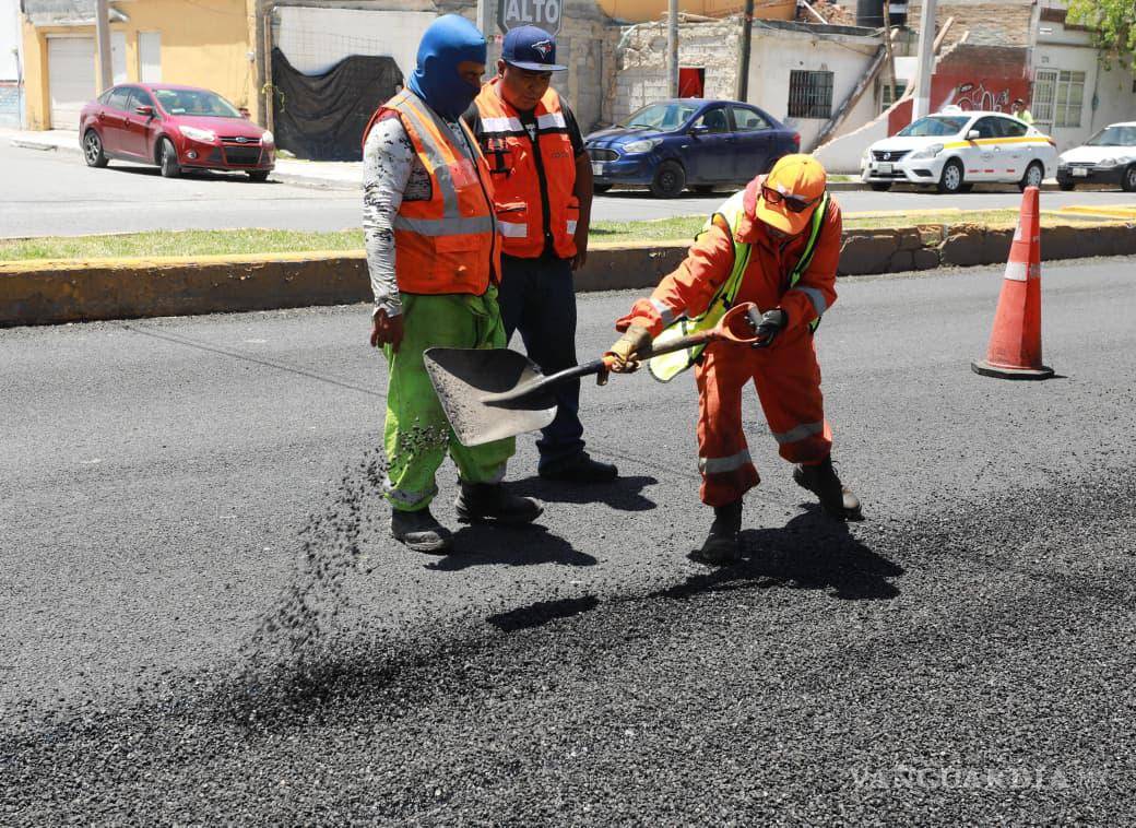 $!Personal distribuyó el material utilizado para el tratamiento de la carpeta asfáltica.