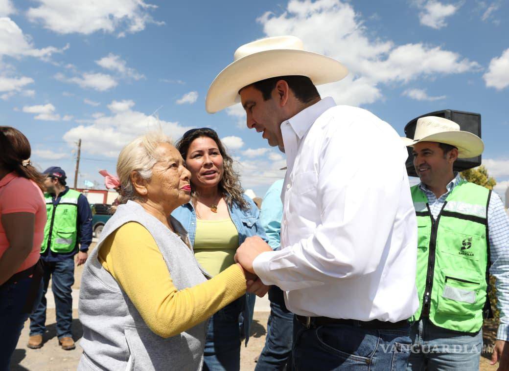 $!El alcalde Javier Díaz González encabezó el inicio de la rehabilitación de la plaza pública del ejido San Juan de la Vaquería, obra elegida por la ciudadanía mediante el programa Participa Saltillo.