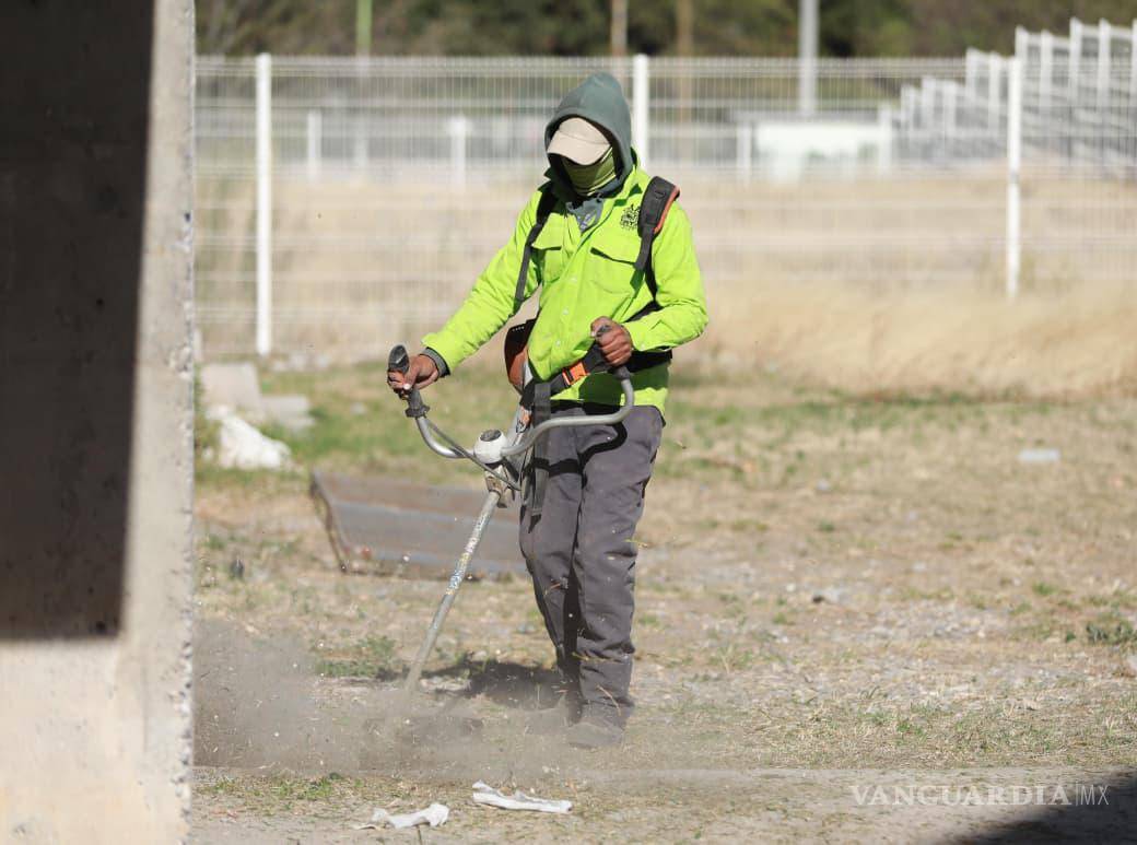 $!Personal municipal intervino La Madriguera con labores de limpieza y retiro de maleza.