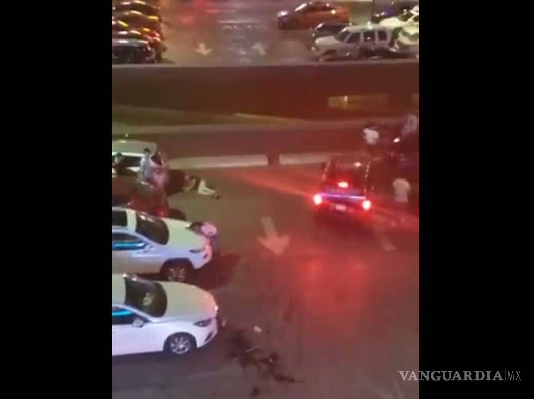$!Exhiben en videos brutal trifulca en plaza comercial de Monterrey