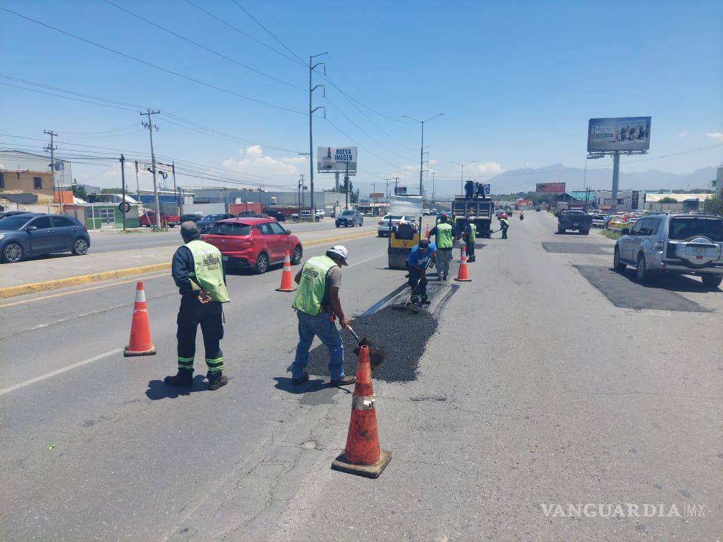 $!Brigadas municipales realizaron labores de bacheo en el periférico Luis Echeverría Álvarez, atendiendo zonas con mayor afectación por lluvias.