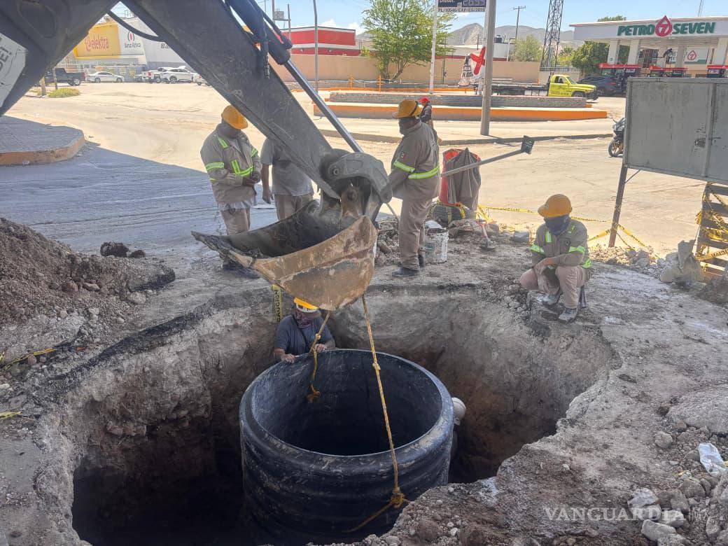 $!Maquinaria pesada fue utilizada para colocar una nueva estructura en el punto afectado, mientras continúan las labores en la zona.
