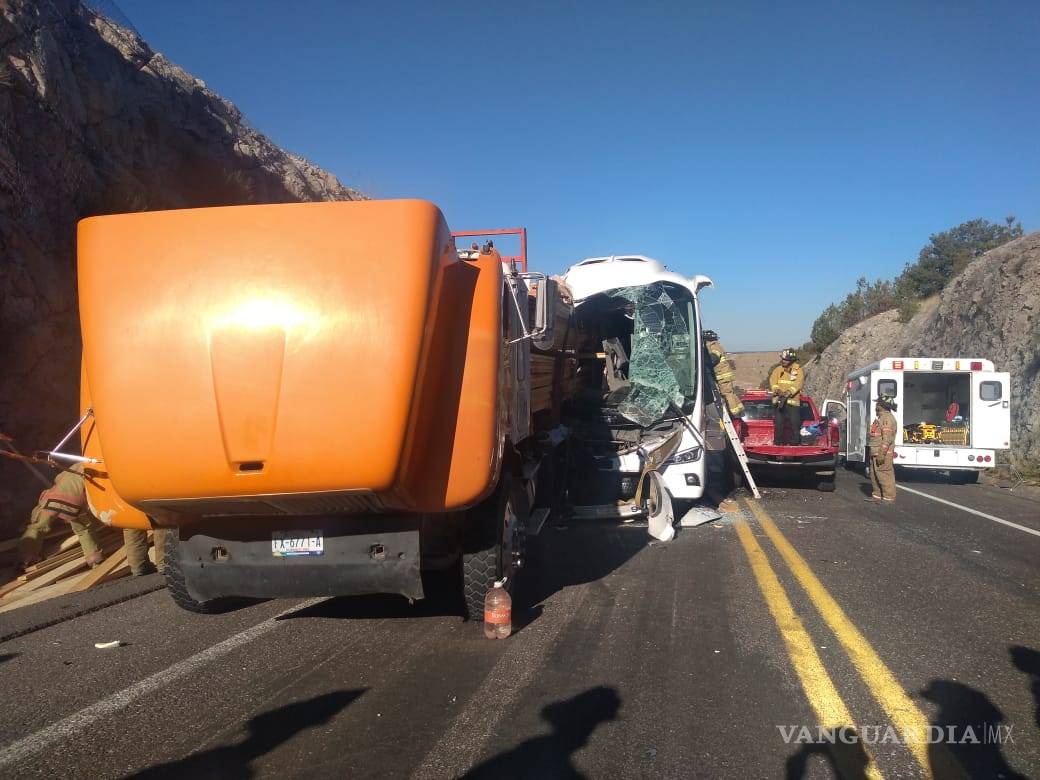 $!Seis muertos y 21 lesionados en choque de autobús y camión en la carretera Durango - Mazatlán