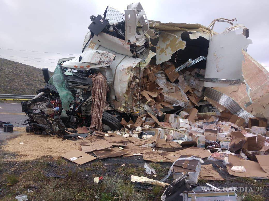 $!Bomberos y equipos de emergencia trabajaron en la extracción de los cuerpos atrapados en los vehículos involucrados en el trágico accidente.