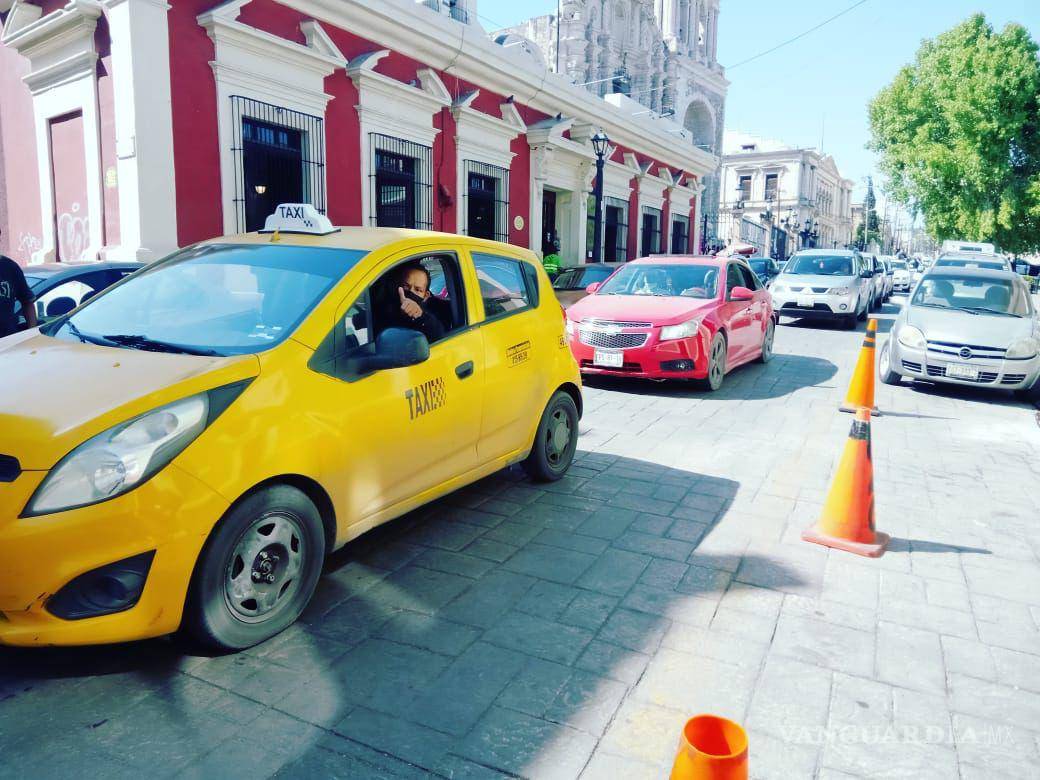 $!Liberan vialidad en calle Miguel Hidalgo. La calle de Juárez permanece cerrada.