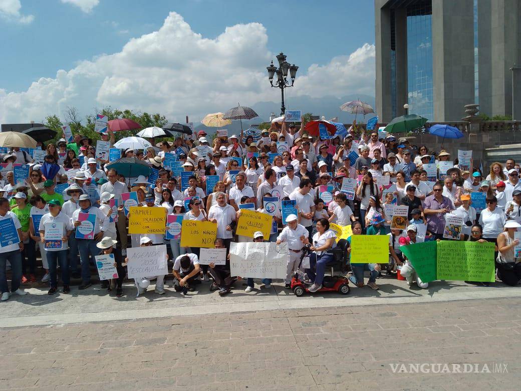 $!Este domingo 27 tuvo lugar frente al palacio de gobierno de NL, una manifestación de protesta contra los nuevos libros de texto.
