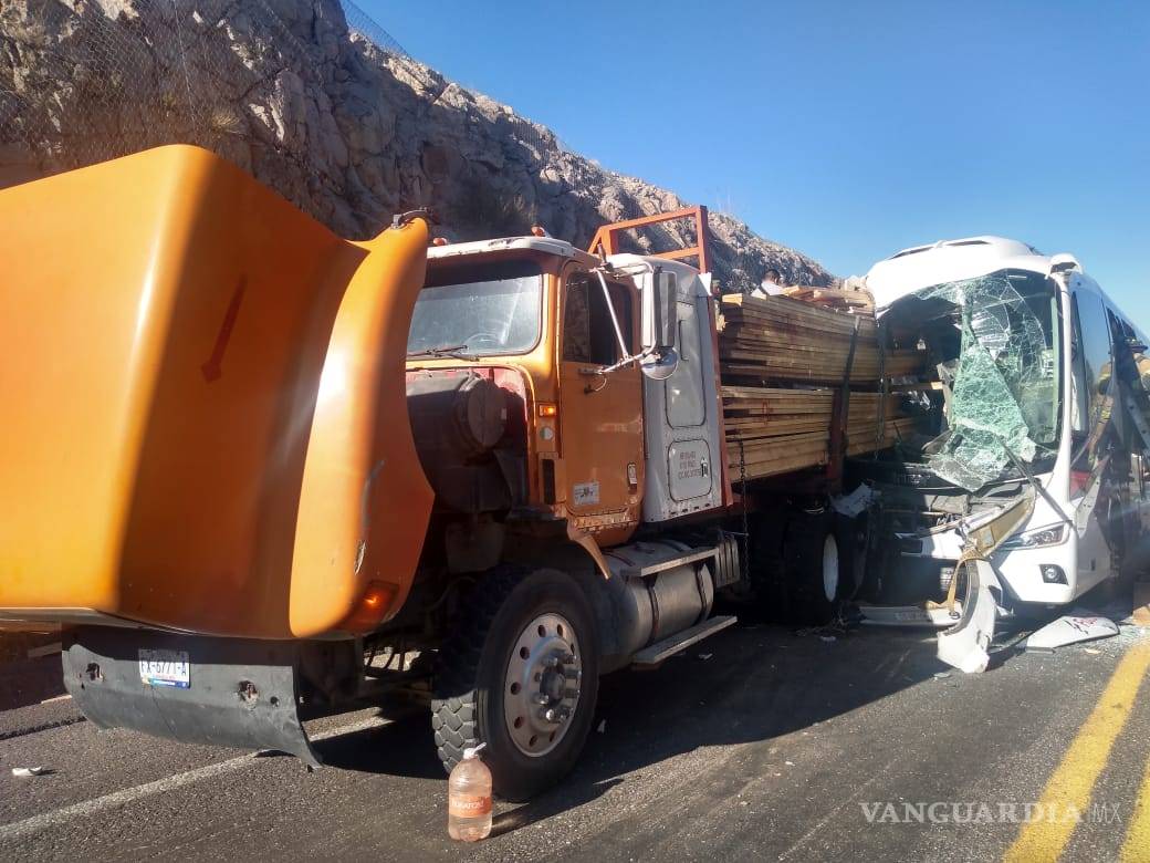 $!Seis muertos y 21 lesionados en choque de autobús y camión en la carretera Durango - Mazatlán