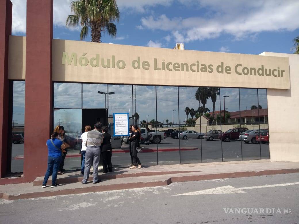 $!Denuncian ciudadanos que tardan más de cinco horas en tramitar licencia de conducir en Saltillo