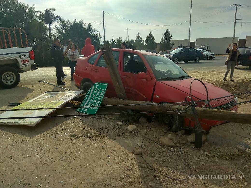 $!Pierde control del volante y choca contra poste