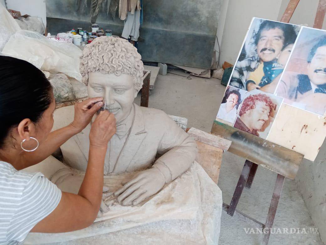 $!La escultora Yolanda en la elaboración del boceto de barro.