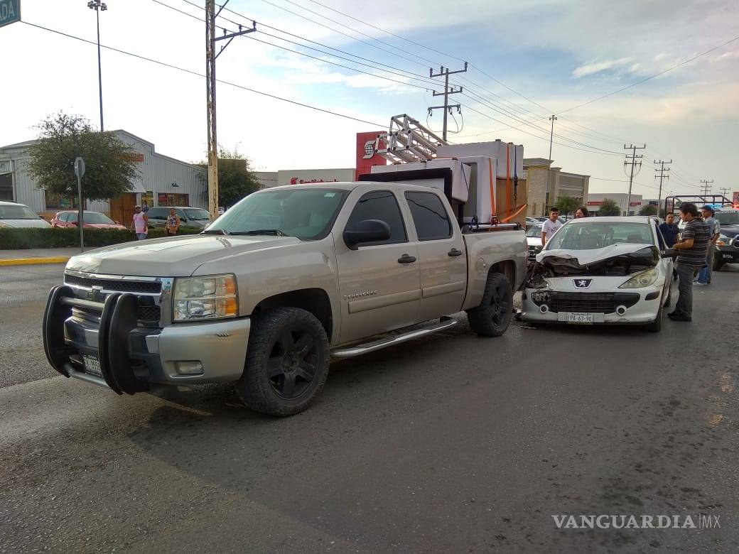 $!Cuantiosos daños materiales deja accidente frente a plaza comercial