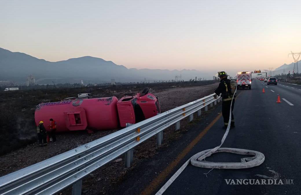 Vuelca pipa con diésel en carretera Monterrey-Saltillo, conductor abandona vehículo siniestrado