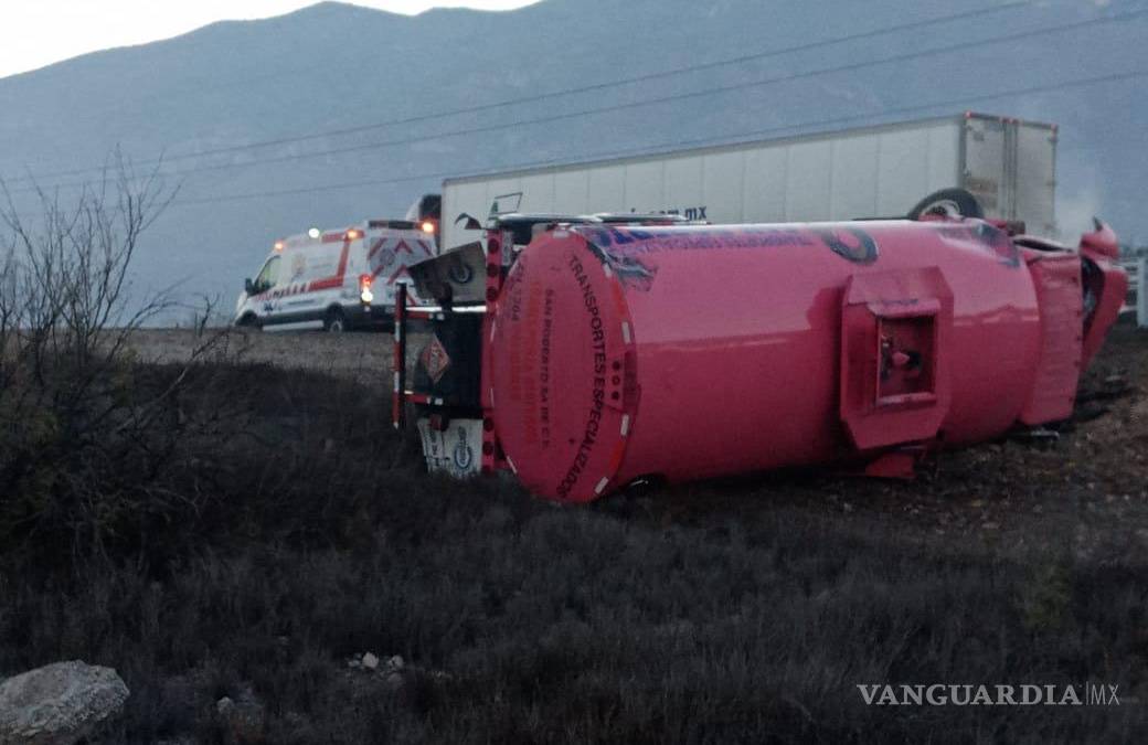 Vuelca pipa con diésel en carretera Monterrey-Saltillo, conductor abandona vehículo siniestrado