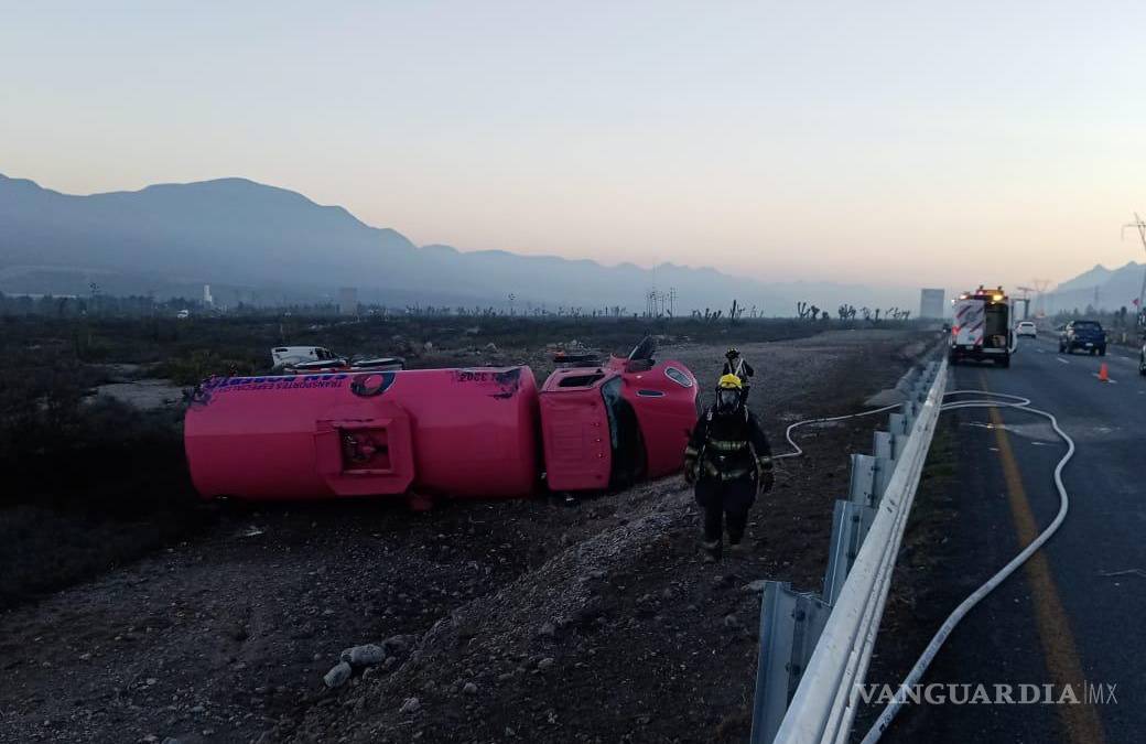 Vuelca pipa con diésel en carretera Monterrey-Saltillo, conductor abandona vehículo siniestrado