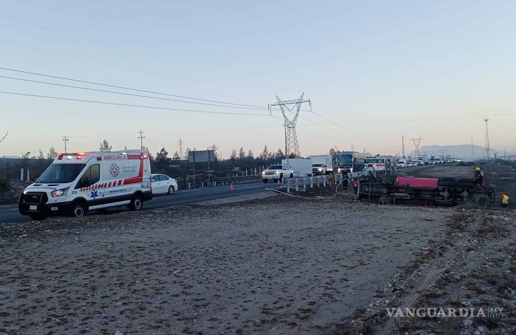 Vuelca pipa con diésel en carretera Monterrey-Saltillo, conductor abandona vehículo siniestrado