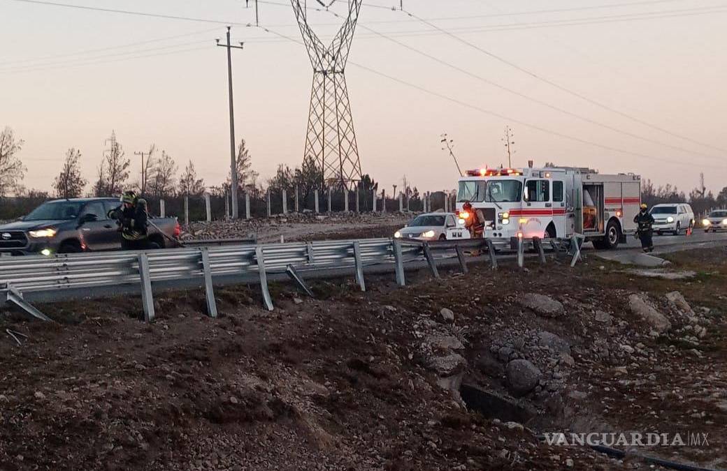 Vuelca pipa con diésel en carretera Monterrey-Saltillo, conductor abandona vehículo siniestrado