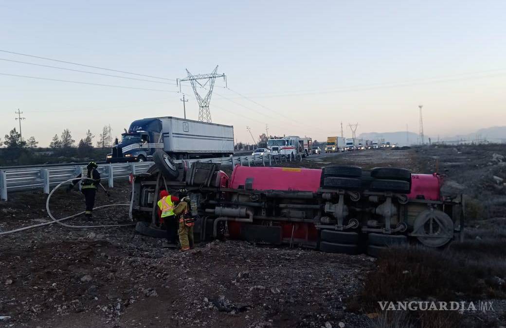 Vuelca pipa con diésel en carretera Monterrey-Saltillo, conductor abandona vehículo siniestrado