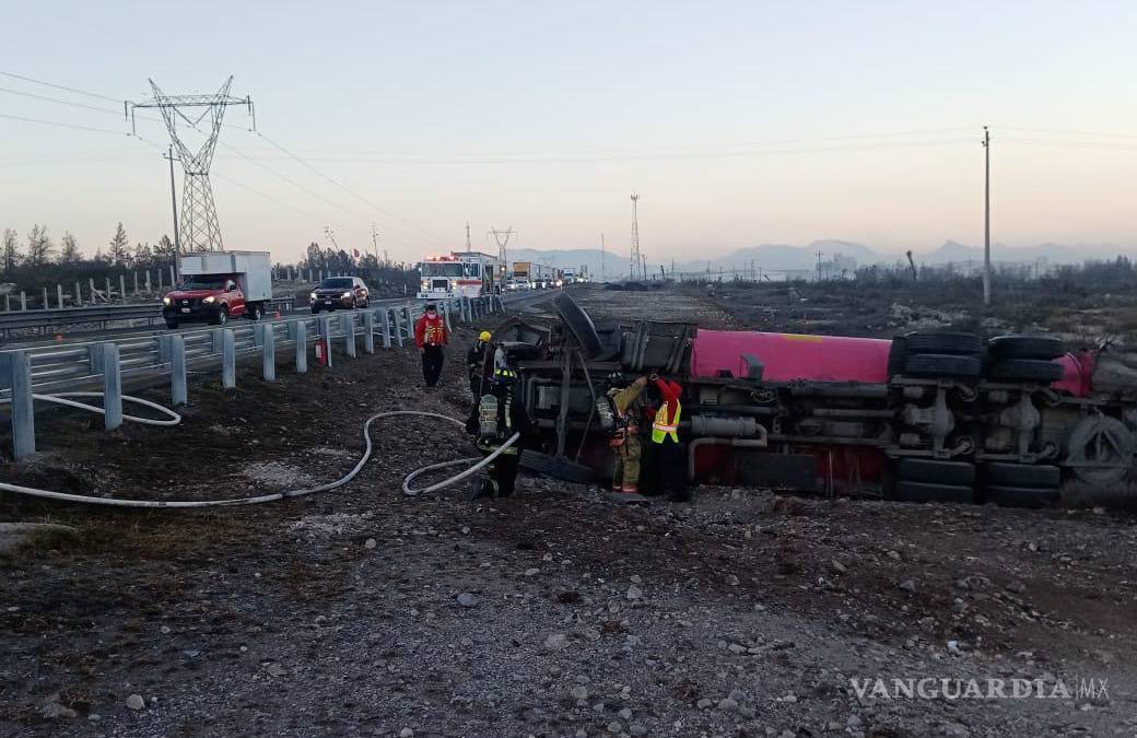 Vuelca pipa con diésel en carretera Monterrey-Saltillo, conductor abandona vehículo siniestrado