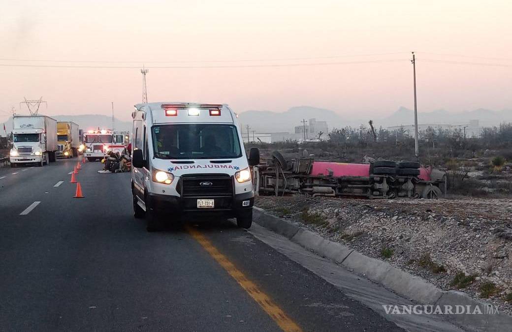 Vuelca pipa con diésel en carretera Monterrey-Saltillo, conductor abandona vehículo siniestrado