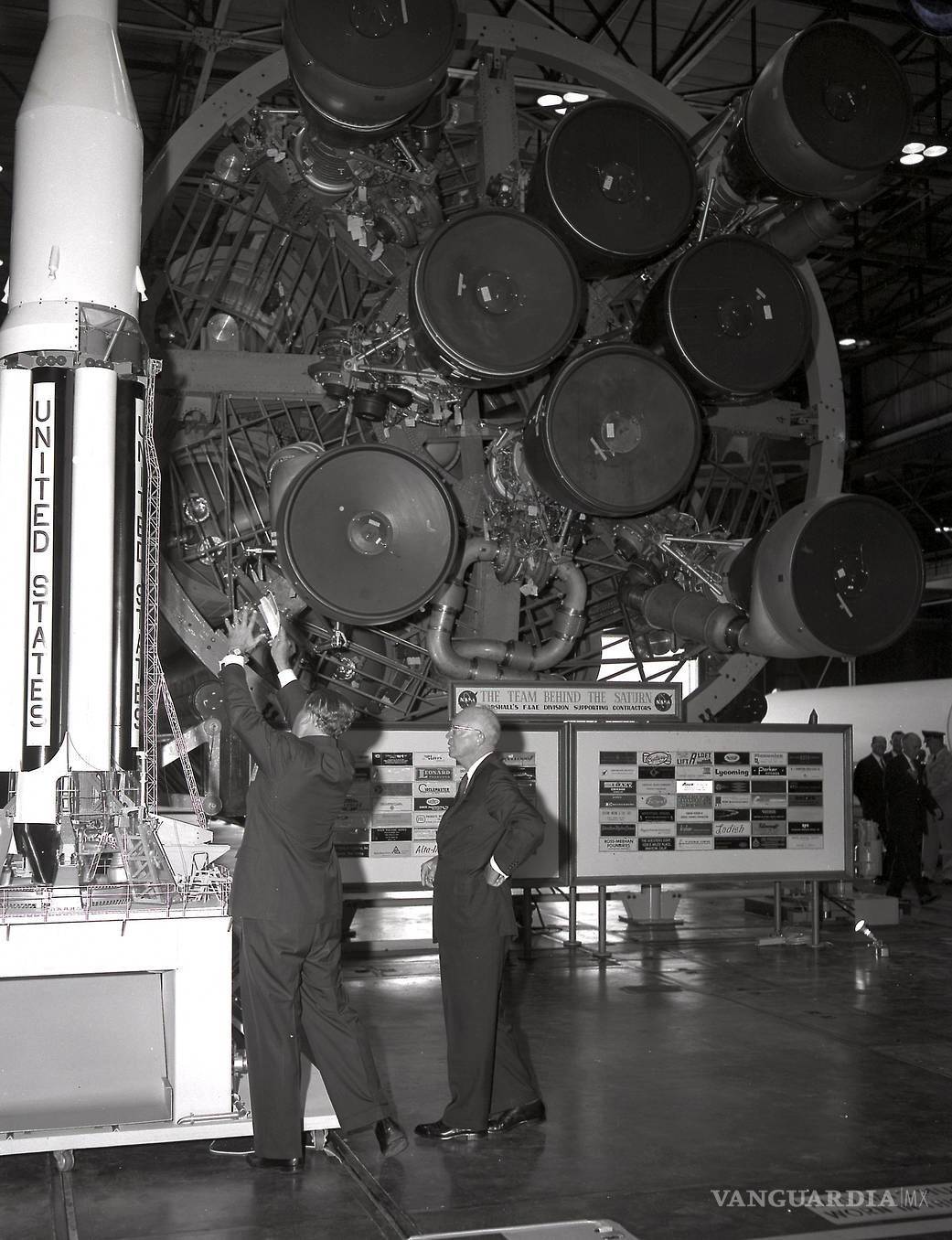 $!El Dr. Wernher von Braun, primer director del Marshall Space Flight Center, señala detalles sobre un cohete Saturno al presidente Dwight D. Eisenhower.
