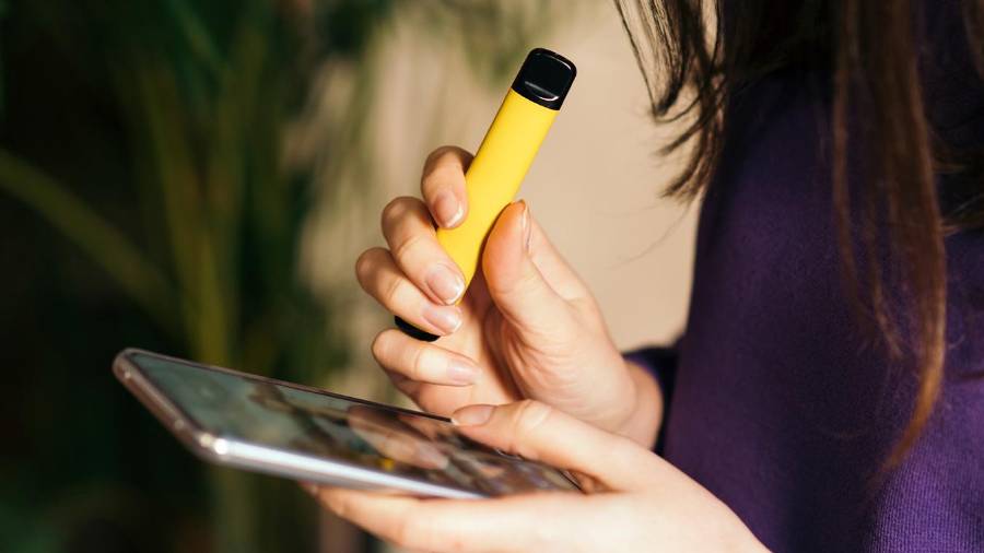 El problema radica en que los líquidos contienen componentes que describió como tóxicos para quienes los inhalan, entre ellos nicotina, glicerina y saborizantes.