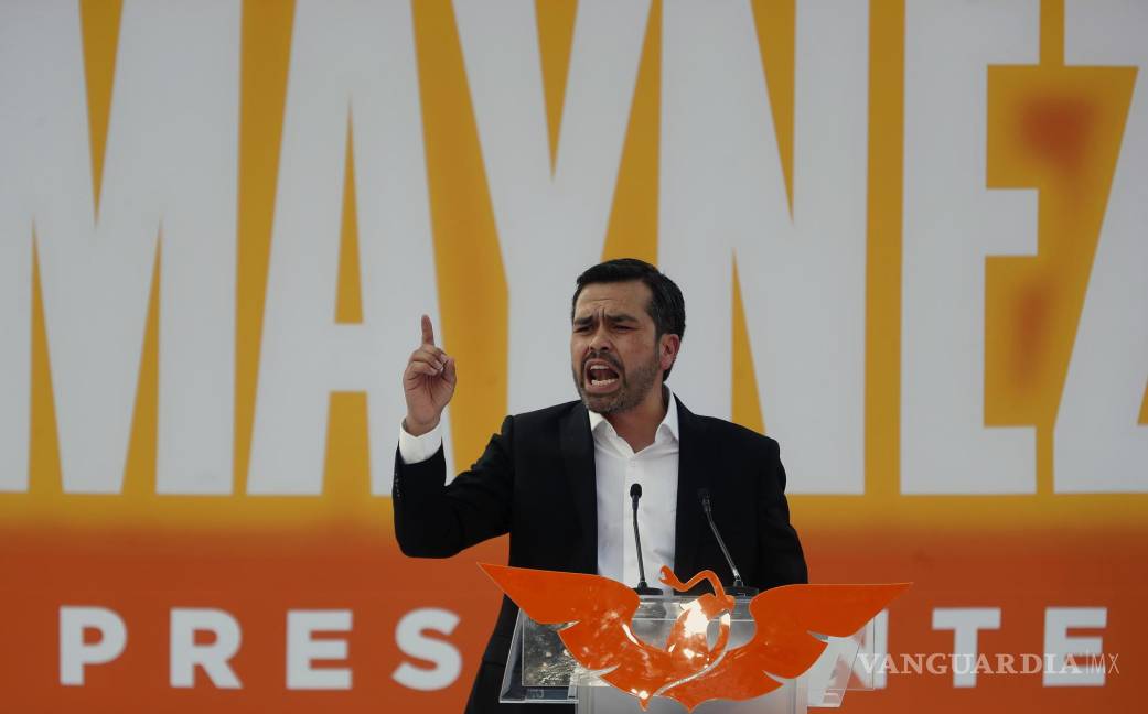 $!El aspirante candidato presidencial por Movimiento Ciudadano (MC), Jorge Álvarez Máynez, tras haberse registrado como candidato formal en el INE.