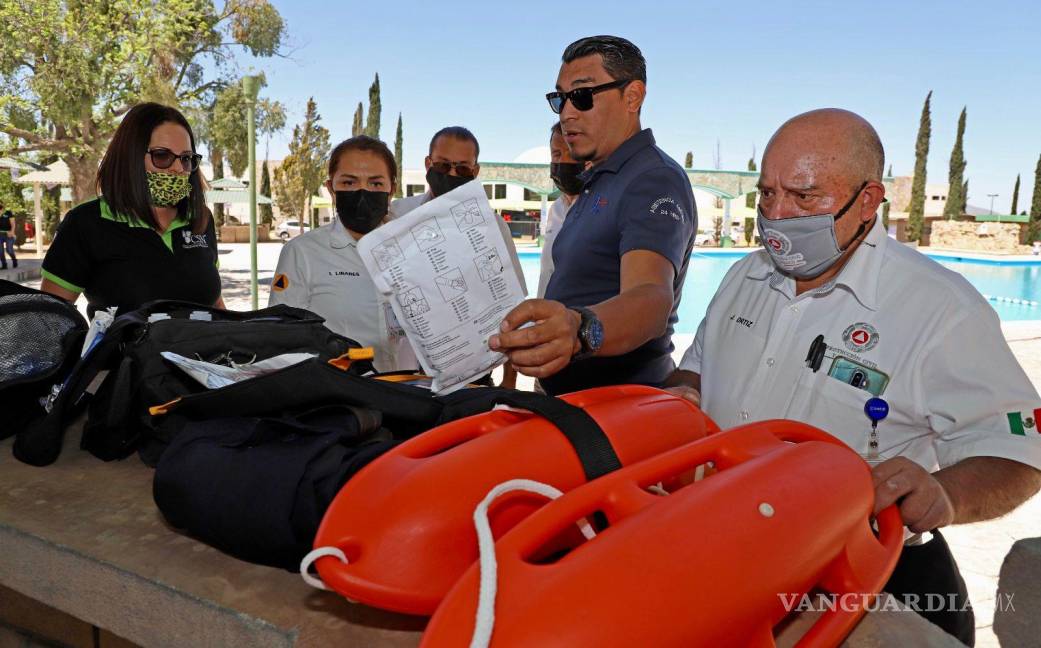 $!Salvavidas capacitados se preparan para la temporada en uno de los balnearios autorizados por las autoridades municipales, asegurando una respuesta efectiva en caso de emergencia.