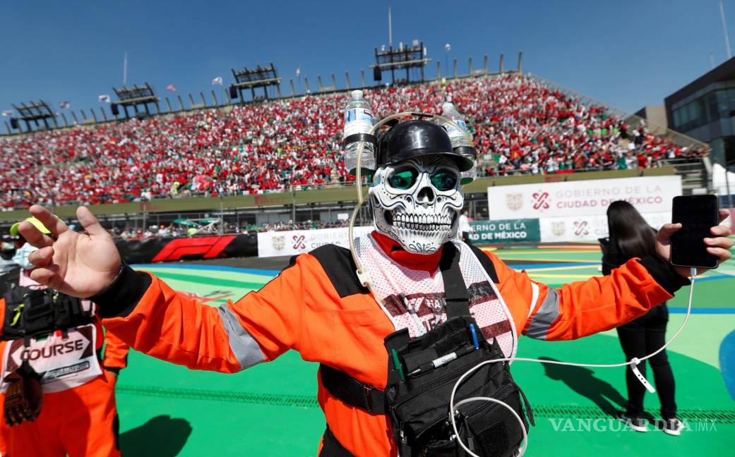 $!Un comisario de campo anima hoy, en el Gran Premio de Fórmula Uno de México que se realiza en el Autódromo Hermanos Rodríguez en Ciudad de México (México)